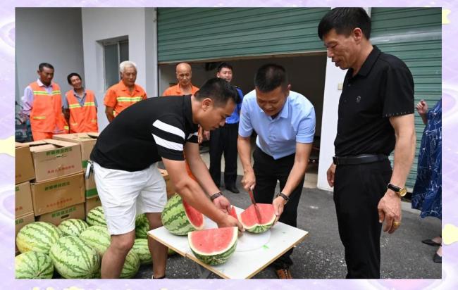 老板购5000斤西瓜送环卫工 爱心传递清凉